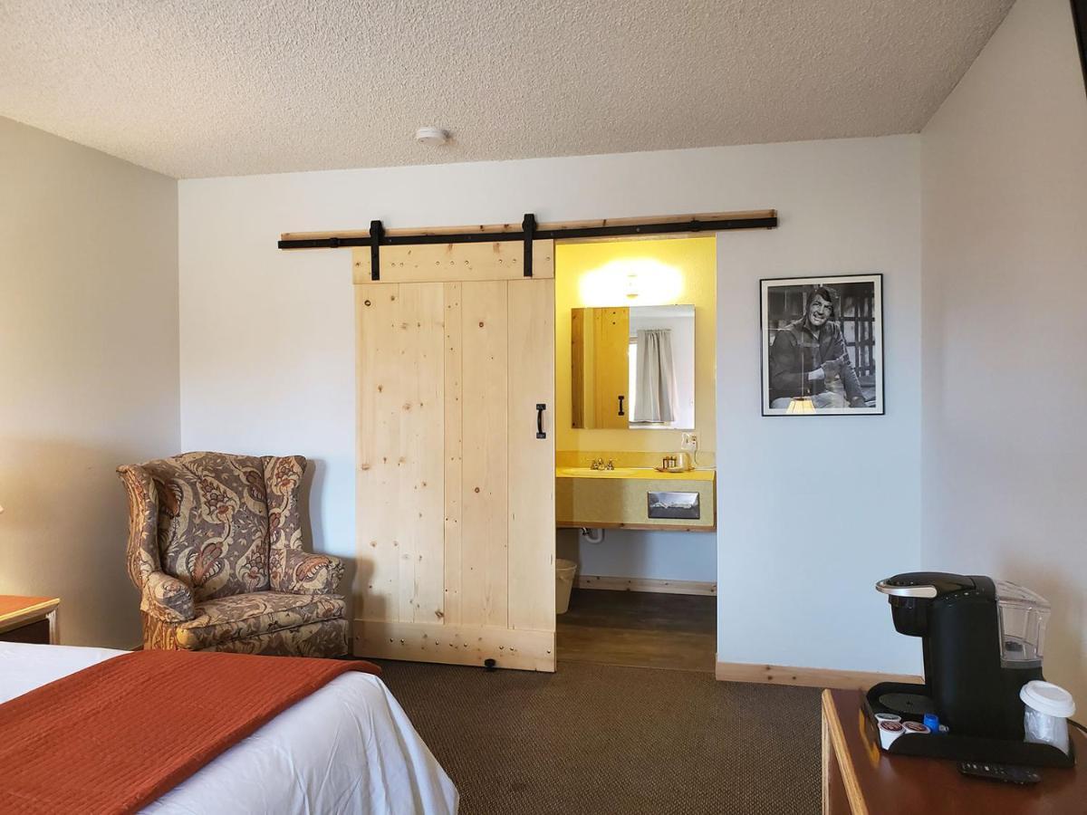 Warden Inn Deer Lodge Exteriér fotografie