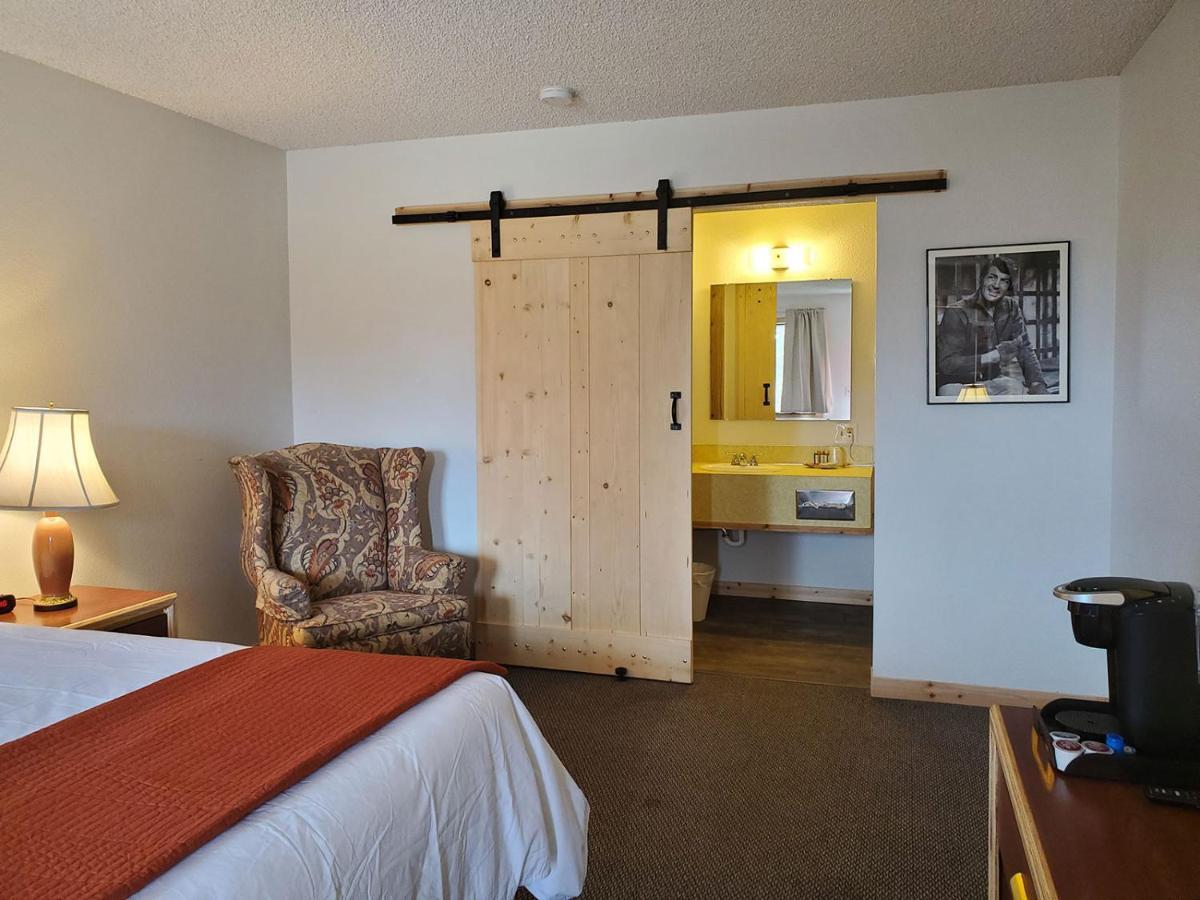 Warden Inn Deer Lodge Exteriér fotografie
