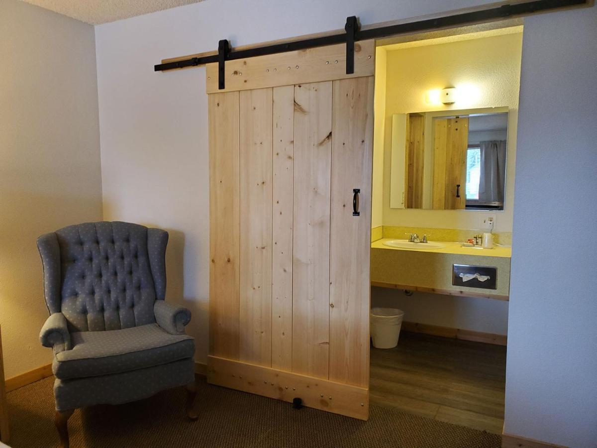 Warden Inn Deer Lodge Exteriér fotografie